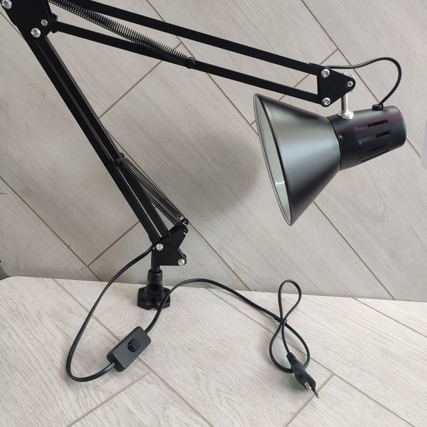 nastolnaya-lampa-lemanso-lmn093-chetnaya-na-strubzine-s-dergatelem