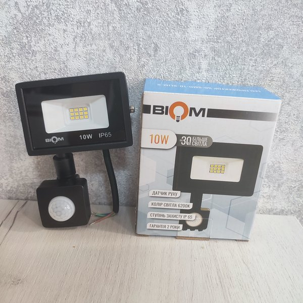 progektor-s-datchikom-dvigeniya-10w-biom