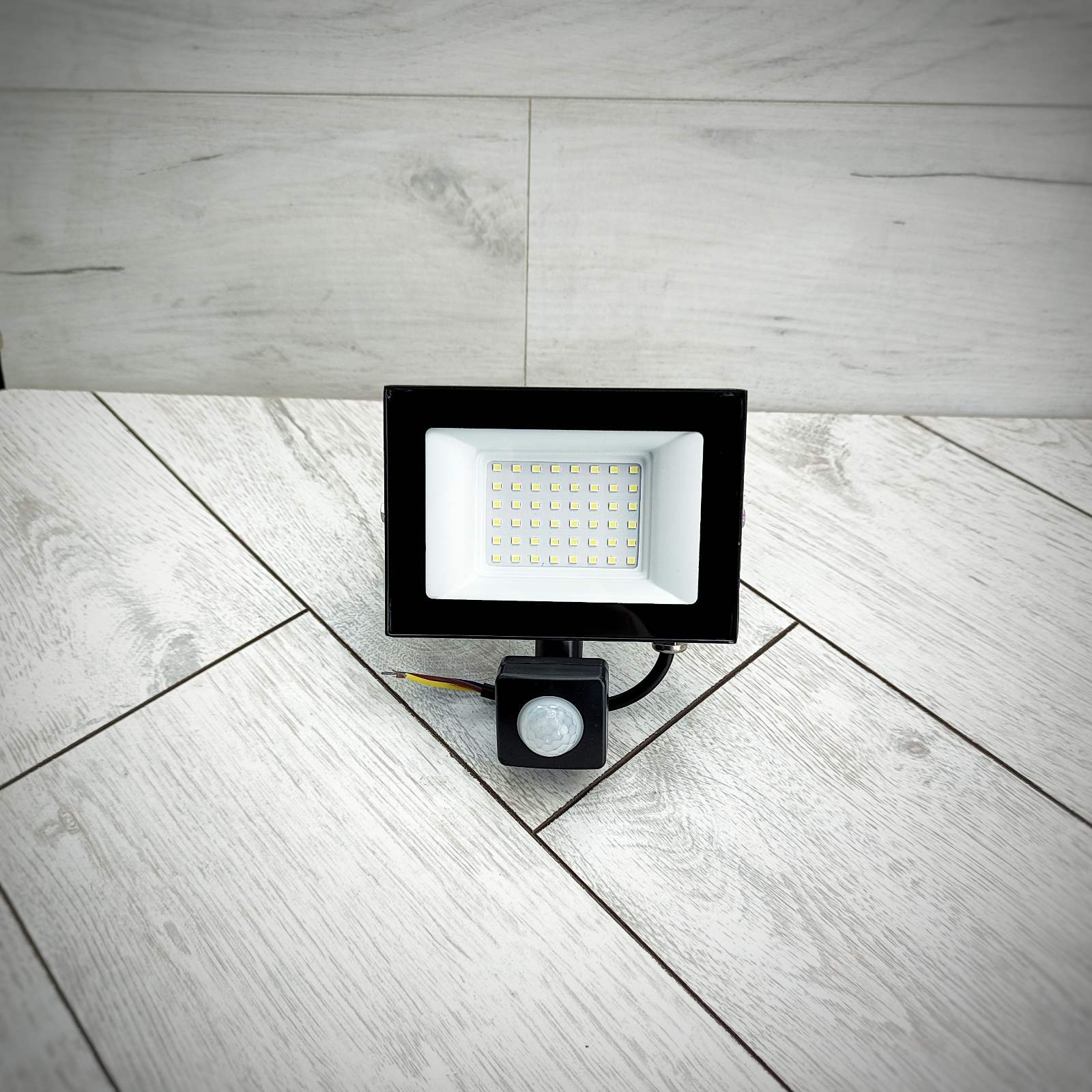 prozhektor-led-lemanso-50w-6500k-ip65-3000lm-175-265v-s-datchikom-dvizheniyua-chernyj-lmps58