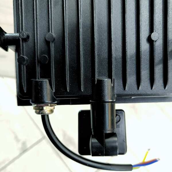 prozhektor-led-lemanso-50w-6500k-ip65-3000lm-175-265v-z-datchykom-ruhu-chornyj-lmps58