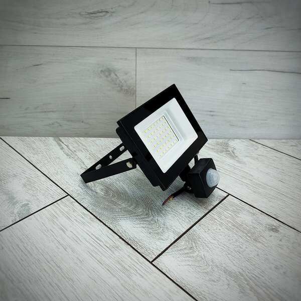 prozhektor-led-lemanso-50w-6500k-ip65-3000lm-175-265v-z-datchykom-ruhy-chornyj-lmps58