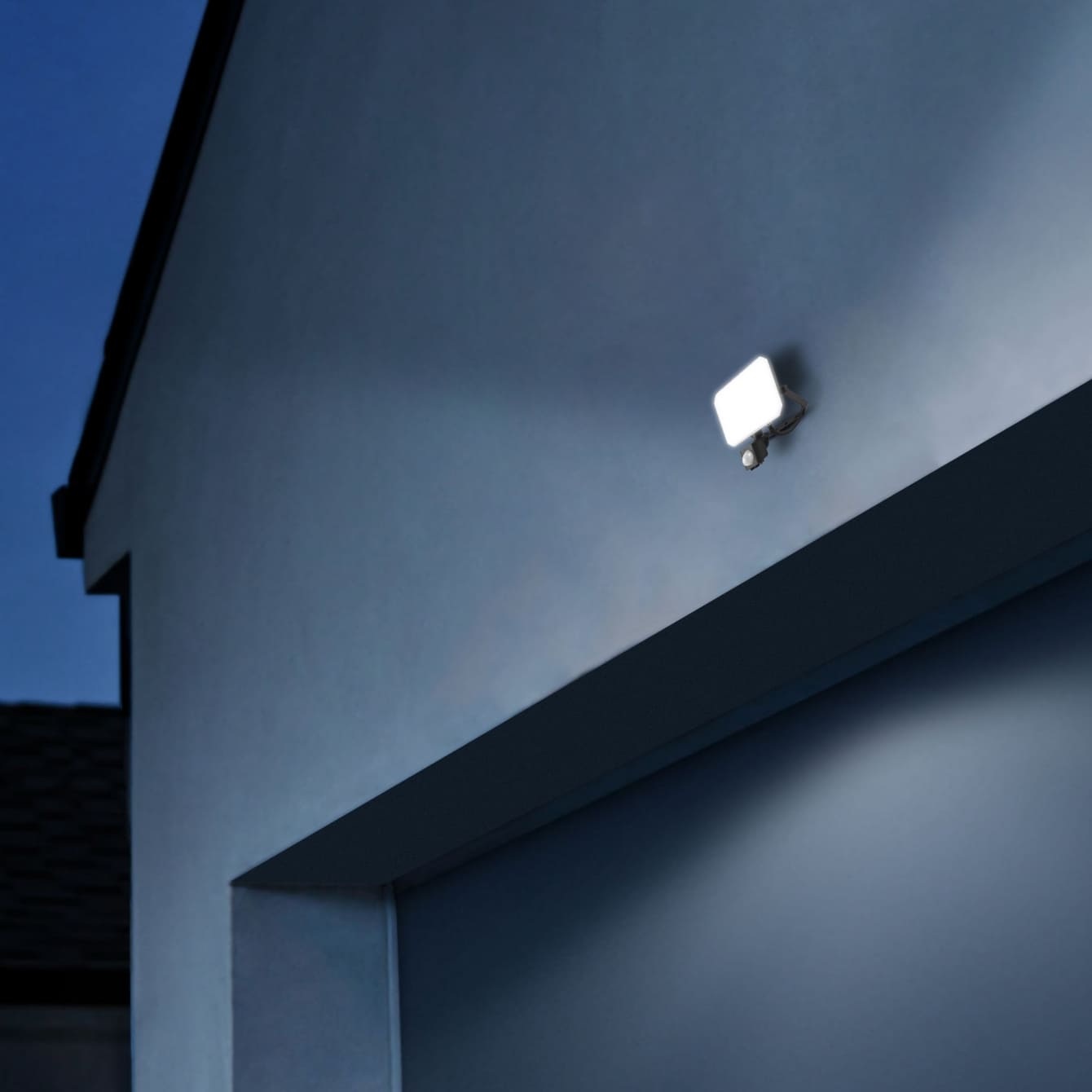 led-progektor-videx-f3-30w-5000k-s-datchikom-dvigeniya-220v-vle-f3-0305b-s-cherniuy