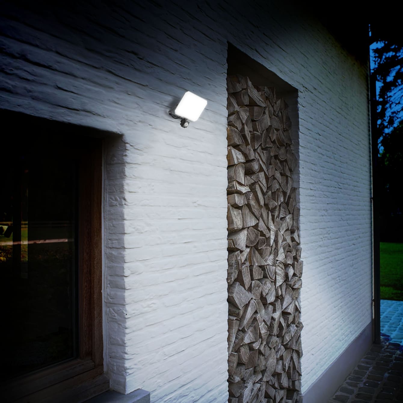 led-progektor-videx-f3-50w-5000k-s-datchikom-dvigeniya-220v-black-vle-f3-0505b-s-cherniuy