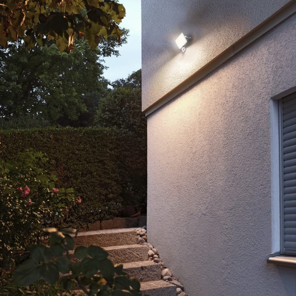 led-prozhector-videx-30w-5000k-s-datchikom-dvizhenia-i-osvischeniya-220v-vl-f2e305w-s-beliy