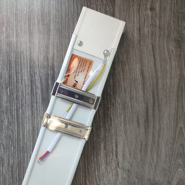 led-svetilnik-lineyniy-plazma-flash-76w-120sm-beliuy-matoviy